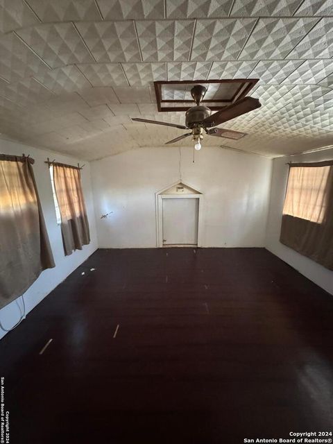 Single Family Residence in Medina TX 192 Finch Dr 3.jpg
