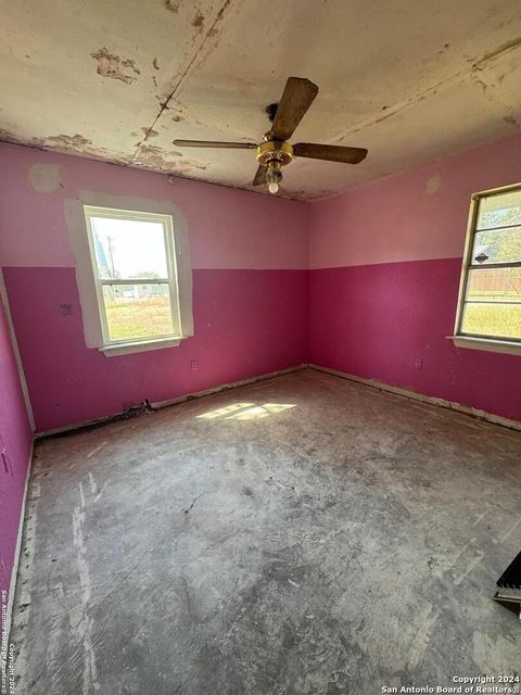 Single Family Residence in Medina TX 192 Finch Dr 9.jpg