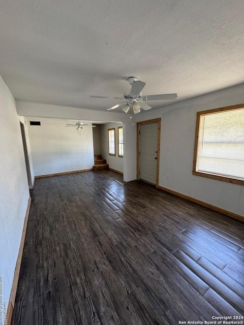 Single Family Residence in Medina TX 192 Finch Dr 2.jpg