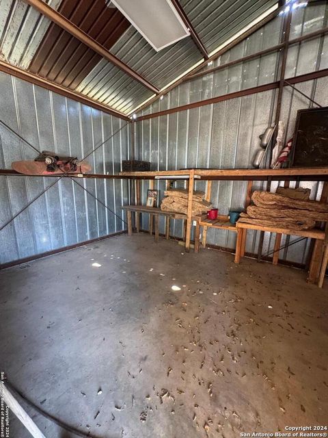 Single Family Residence in Medina TX 192 Finch Dr 15.jpg