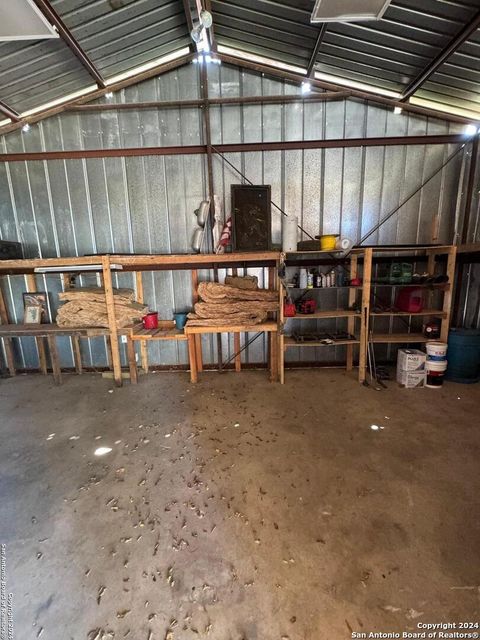 Single Family Residence in Medina TX 192 Finch Dr 16.jpg