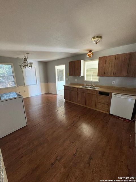 Single Family Residence in Medina TX 192 Finch Dr 5.jpg