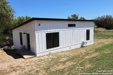 Single Family Residence in Bandera TX 403 Private Road 1523 1.jpg