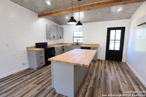 Single Family Residence in Bandera TX 403 Private Road 1523 8.jpg