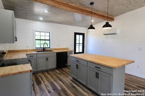 Single Family Residence in Bandera TX 403 Private Road 1523.jpg