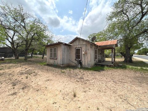 Single Family Residence in Hondo TX 1815 14th St.jpg