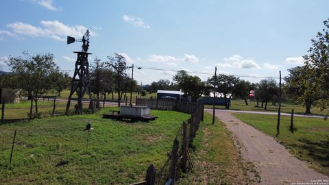 Single Family Residence in Medina TX 14525 Highway 16 N 15.jpg