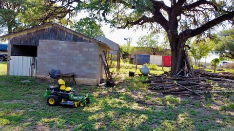 Single Family Residence in Medina TX 14525 Highway 16 N 17.jpg