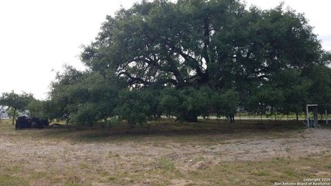 Single Family Residence in Atascosa TX 316 Royal Oaks B Rd 1.jpg
