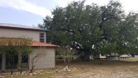 Single Family Residence in Atascosa TX 316 Royal Oaks B Rd 6.jpg
