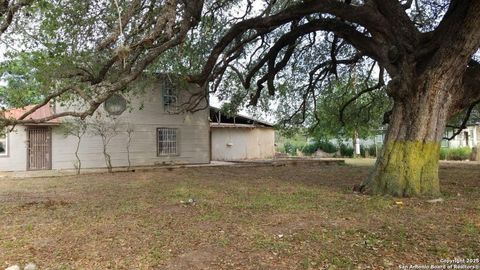 Single Family Residence in Atascosa TX 316 Royal Oaks B Rd 7.jpg