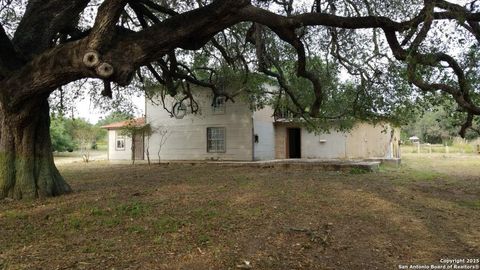 Single Family Residence in Atascosa TX 316 Royal Oaks B Rd 8.jpg