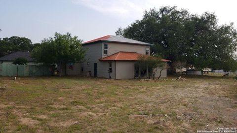 Single Family Residence in Atascosa TX 316 Royal Oaks B Rd 2.jpg