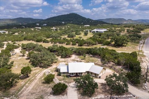 Single Family Residence in Pipe Creek TX 122 Twisting Oaks Court.jpg