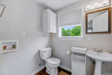 Single Family Residence in Beeville TX 1001 N Adams St 59.jpg