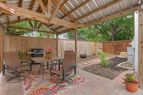 Single Family Residence in Beeville TX 1001 N Adams St 66.jpg