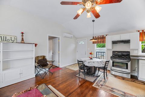 Single Family Residence in Beeville TX 1001 N Adams St 55.jpg