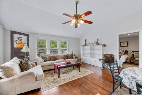 Single Family Residence in Beeville TX 1001 N Adams St 54.jpg
