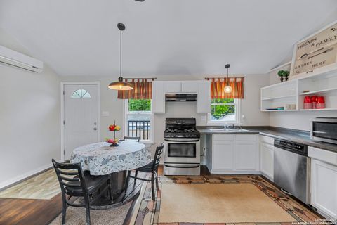 Single Family Residence in Beeville TX 1001 N Adams St 56.jpg