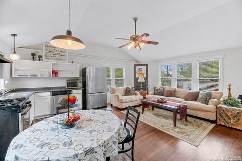 Single Family Residence in Beeville TX 1001 N Adams St 52.jpg