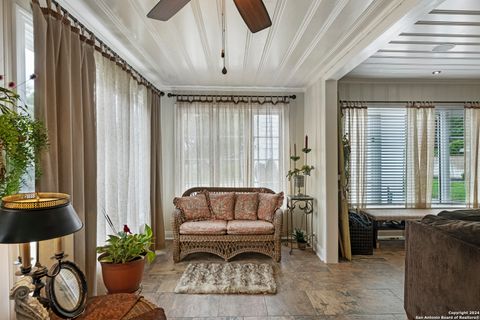 Single Family Residence in Beeville TX 1001 N Adams St 23.jpg