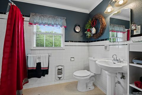 Single Family Residence in Beeville TX 1001 N Adams St 38.jpg