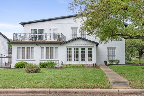 Single Family Residence in Beeville TX 1001 N Adams St 73.jpg