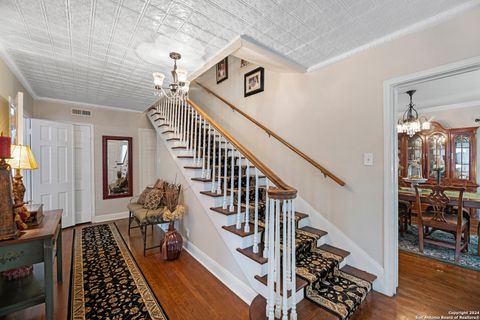 Single Family Residence in Beeville TX 1001 N Adams St 8.jpg