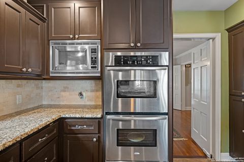 Single Family Residence in Beeville TX 1001 N Adams St 13.jpg