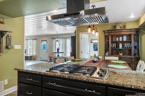 Single Family Residence in Beeville TX 1001 N Adams St 14.jpg