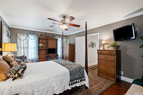 Single Family Residence in Beeville TX 1001 N Adams St 42.jpg
