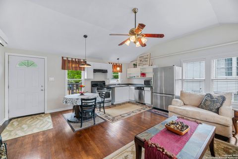 Single Family Residence in Beeville TX 1001 N Adams St 53.jpg