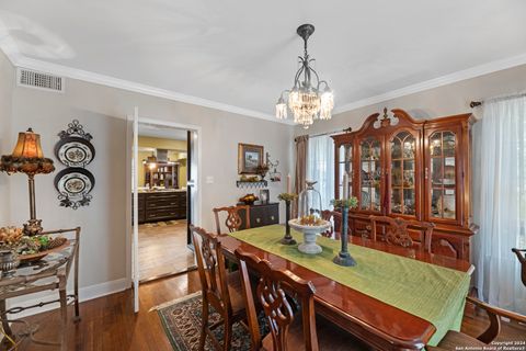 Single Family Residence in Beeville TX 1001 N Adams St 5.jpg