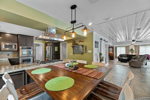 Single Family Residence in Beeville TX 1001 N Adams St 17.jpg