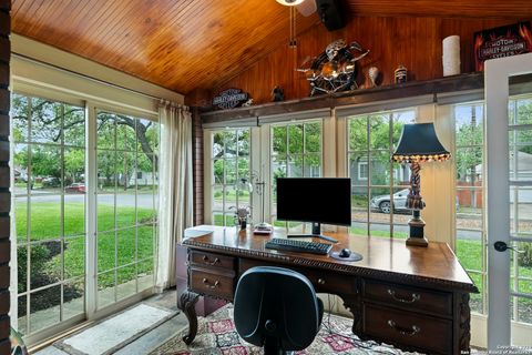 Single Family Residence in Beeville TX 1001 N Adams St 26.jpg