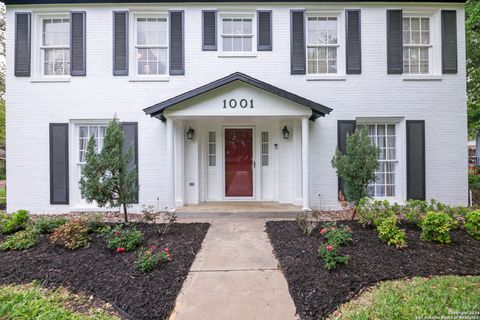Single Family Residence in Beeville TX 1001 N Adams St 3.jpg