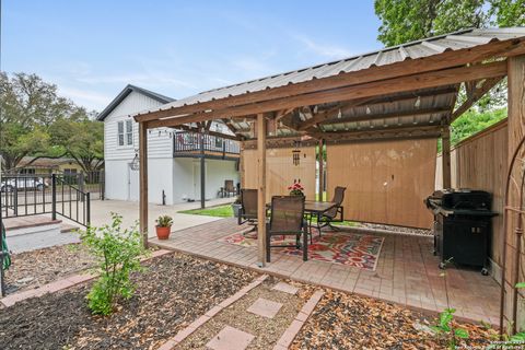 Single Family Residence in Beeville TX 1001 N Adams St 67.jpg