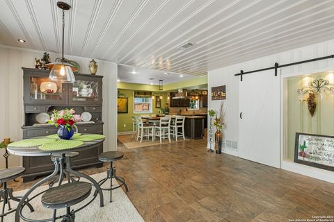 Single Family Residence in Beeville TX 1001 N Adams St 20.jpg
