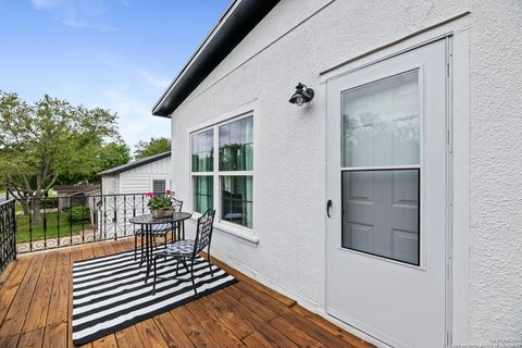 Single Family Residence in Beeville TX 1001 N Adams St 32.jpg