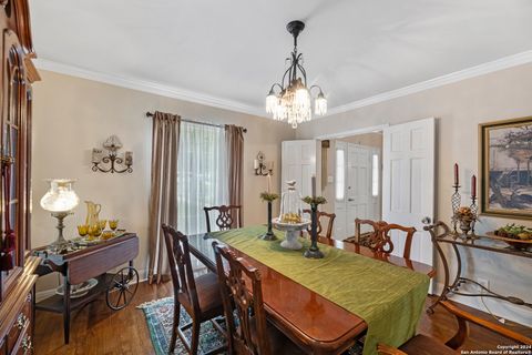 Single Family Residence in Beeville TX 1001 N Adams St 6.jpg