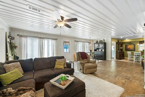 Single Family Residence in Beeville TX 1001 N Adams St 22.jpg