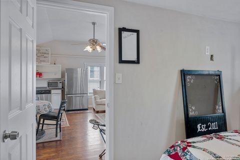 Single Family Residence in Beeville TX 1001 N Adams St 60.jpg