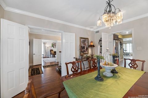 Single Family Residence in Beeville TX 1001 N Adams St 7.jpg