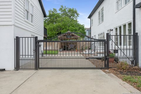 Single Family Residence in Beeville TX 1001 N Adams St 72.jpg