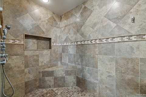 Single Family Residence in Beeville TX 1001 N Adams St 36.jpg