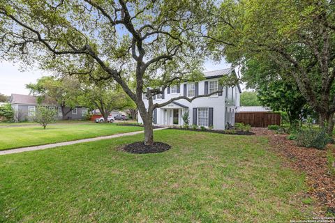 Single Family Residence in Beeville TX 1001 N Adams St 2.jpg
