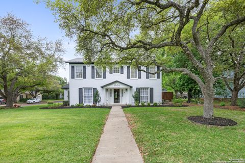 Single Family Residence in Beeville TX 1001 N Adams St 1.jpg
