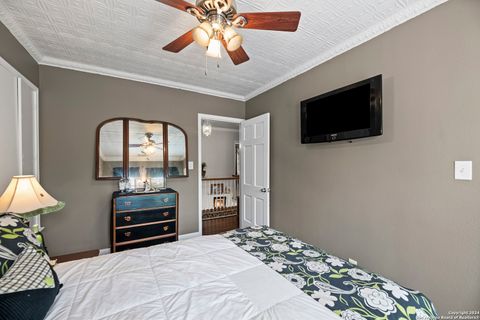 Single Family Residence in Beeville TX 1001 N Adams St 49.jpg