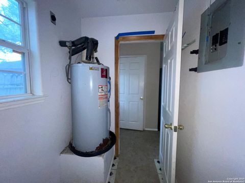 Single Family Residence in San Antonio TX 5130 Fedora Dr.jpg