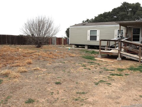 Manufactured Home in Devine TX 934 County Road 7711.jpg